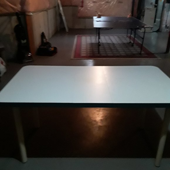 Kitchen Table . - Picture 1 of 1